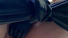 mi madrastra se toca la vagina en el baño eroticamente