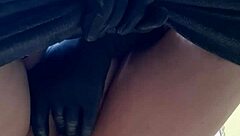 mi madrastra se toca la vagina en el baño eroticamente