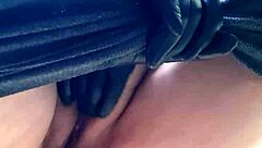 mi madrastra se toca la vagina en el baño eroticamente