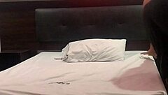 娇小人妻爱老公粗暴操满嘴精！