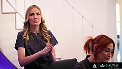 嘿，看性感按摩师斯嘉丽·赛奇在滑溜Nuru按摩中骗对手上床！