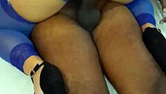 Corno não resistiu e gozou assistindo a esposinha sentando na minha tora