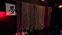 这骚货被绑起来爆菊肛交？