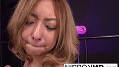 甜美的日本辣妹用毛茸茸的阴部玩耍挑逗他