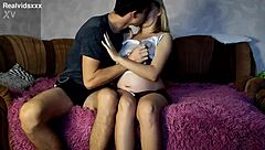 怀孕少女18+金发在沙发上吸舔和操？