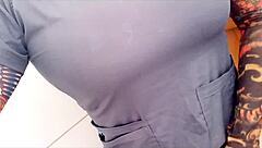 El comportamiento de mi madrastra comienza a tornarse algo extraño cuando va a los servicios higenicos ella se toca la vagina y acaricia eroticamente su cuerpo de zorra porno real casero