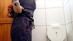 El comportamiento de mi madrastra comienza a tornarse algo extraño cuando va a los servicios higenicos ella se toca la vagina y acaricia eroticamente su cuerpo de zorra porno real casero