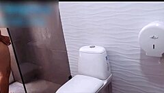 hermanastra pilla a su hermano masturbandoce mientras se baña necesitas ayuda