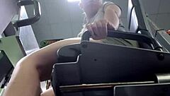 i saw this teen squirting extremely in the gym