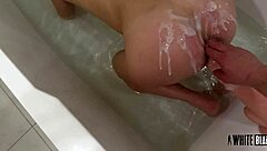 嘿，看主人用巨型假阳具训练肛门奴隶！