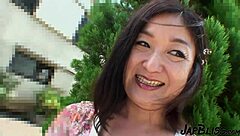 哟，这个日本熟女刚得到一个狂野内射场景！