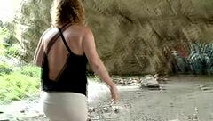 淫蕩熟女媽媽在海灘上被幹？