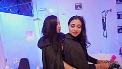 Valen y Danyla Share Pleasurable Shower in Group