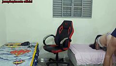 Meia-Irma Se Troca Perto Do Meio-Irmao Ele Acaba Fodendo Ela Na Cadeira Gamer