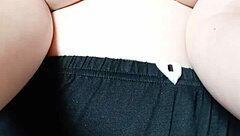 Milf Incinta Si Sputa Il Seno E I Capezzoli