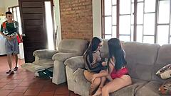 Espio a Mis Hijastras y Terminamos Haciendo un Trio en la Sala