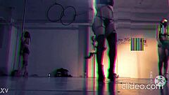 Doctora hace un sexy baile en el tubo mostrando el culo