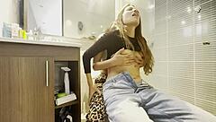 哇，在派对浴室操了我丈夫的朋友！