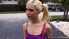 嘿，小18+骚妹骑巨型黑人大屌！