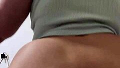 拉丁美女在热门自制视频中摇晃大屁股