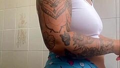 Exhibitionist woman boldly flashes her big pussy for intense affection