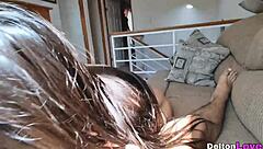 熟女在大学环境中提供业余口交