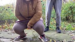 丰满熟女户外紧身裤蹲下