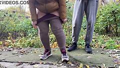 丰满熟女户外紧身裤蹲下