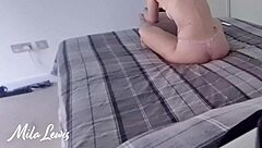 性感女孩穿着胸罩和内裤，在后台玩电脑游戏时分散注意力