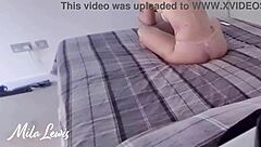 性感女孩穿着胸罩和内裤，在后台玩电脑游戏时分散注意力