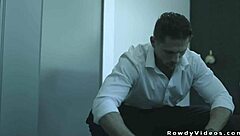 无家可归男人用肛交换取富豪同志健身教练的庇护