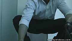 无家可归男人用肛交换取富豪同志健身教练的庇护