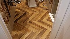 arrapato e nudo con t-shirt sborrata, ragazzo italiano sexy si sega spiato dalla sorellastra