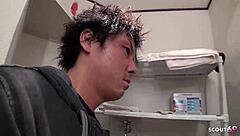 哟，苗条亚洲继妹洗澡后诱惑狂野喷水高潮！