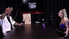 Loira mostra os peitos depois de falar que se estressou com ator na cena � atriz de fetiche n�o gosta de sexo anal e o jogo do mama senta ou passa - julia fontanelli watch on sheer red