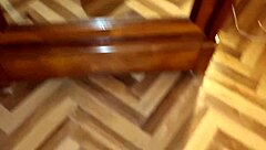 arrapato e nudo con t-shirt sborrata, ragazzo italiano sexy si sega spiato dalla sorellastra