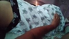 熟睡Desi妻子的大屁股在性感印度场景中暴露