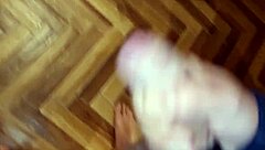 arrapato e nudo con t-shirt sborrata, ragazzo italiano sexy si sega spiato dalla sorellastra