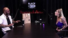 Loira mostra os peitos depois de falar que se estressou com ator na cena � atriz de fetiche n�o gosta de sexo anal e o jogo do mama senta ou passa - julia fontanelli watch on sheer red