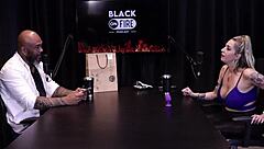 Loira mostra os peitos depois de falar que se estressou com ator na cena � atriz de fetiche n�o gosta de sexo anal e o jogo do mama senta ou passa - julia fontanelli watch on sheer red