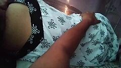 熟睡Desi妻子的大屁股在性感印度场景中暴露