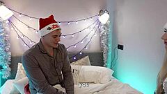 圣诞老人用热辣性爱奖励好行为，与他的孙女们多汁身体一起