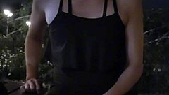 人妖婷萱在社区花园露鸡巴