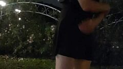 人妖婷萱在社区花园露鸡巴