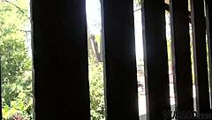 我看到可愛業餘女孩用天然奶和老頭互動