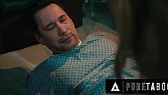 在惊悚恐怖幻想中，Ashley Lane的三乳激起深情，当她哺乳护士Anna Claire Clouds在禁忌3P中