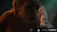 在惊悚恐怖幻想中，Ashley Lane的三乳激起深情，当她哺乳护士Anna Claire Clouds在禁忌3P中