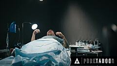 在惊悚恐怖幻想中，Ashley Lane的三乳激起深情，当她哺乳护士Anna Claire Clouds在禁忌3P中