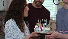 拉丁继家庭举办狂野生日群交带肛交乐趣