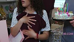 拉丁继家庭举办狂野生日群交带肛交乐趣